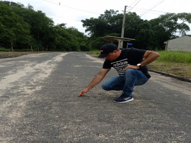 Vereador Marivaldo critica qualidade do asfalto na localidade de Solitria