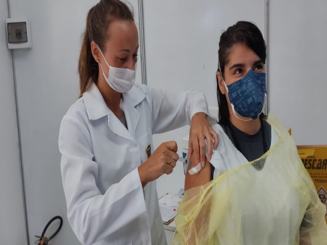 Colaboradora do Hospital  a primeira imunizada contra a Covid em Trs Coroas