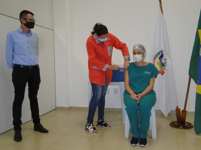 Enfermeira e voluntria da Oktoberfest foi a primeira vacinada contra a Covid em Igrejinha: uma recarga de energia para continuar