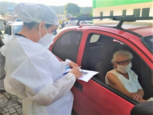 Vilma Teles, de 93 anos, foi a primeira parobeense a ser vacinada nesta quinta-feira (11)