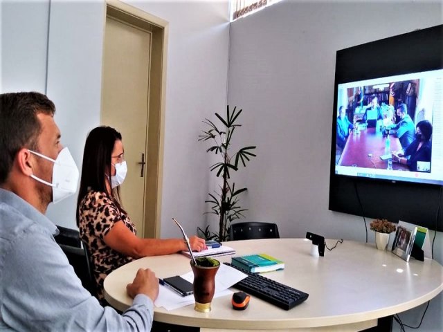 Em videoconferncia com o governador Eduardo Leite, presidente da Ampara Diego Picucha defende cogesto