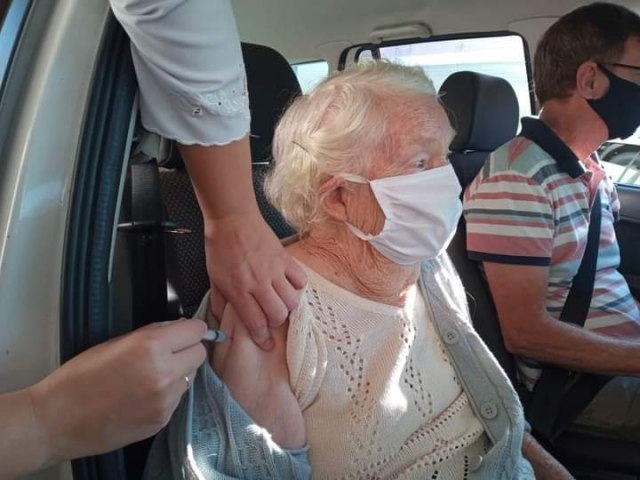 Secretaria da Saúde de Rolante realiza Drive Thru para vacinar idosos acima de 80 anos
