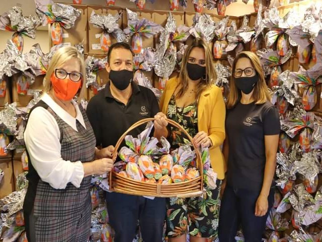 Empresa realiza doao de ovos de Pscoa para alunos de 14 escolas de Taquara 