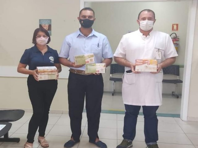 Vereadores de Igrejinha realizam doação de caixas de luvas ao Hospital 