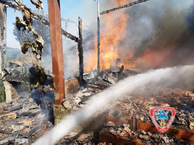 Incndio destri residncia na Localidade de Rochedo, em Igrejinha 