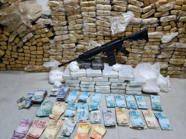 Operao da BM resulta na priso de integrantes de quadrilha apreendendo drogas avaliadas em R$ 2 milhes, fuzil e grande quantidade de dinheiro 