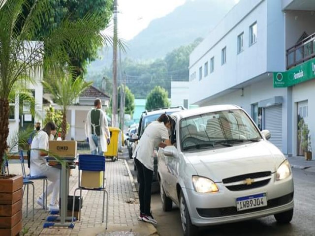 Riozinho realiza Drive-thru para vacinar idosos de 70 a 74 anos 