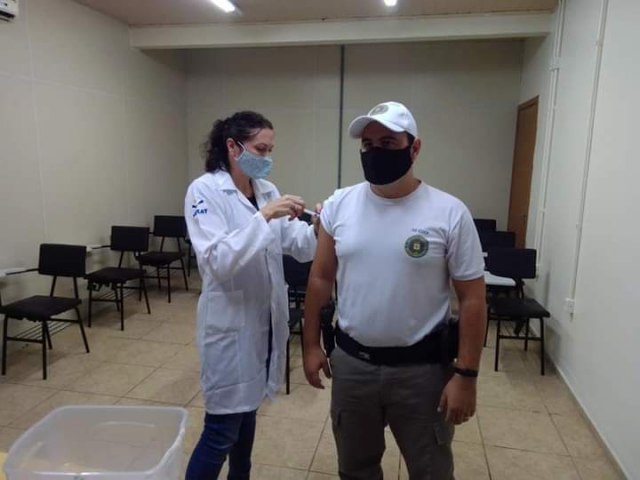 Profissionais da rea de segurana recebem vacina contra a COVID-19 em Igrejinha 
