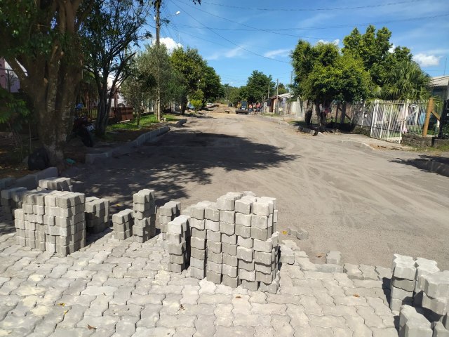 Seguem em ritmo acelerado as obras de pavimentao da Rua Venncio Aires