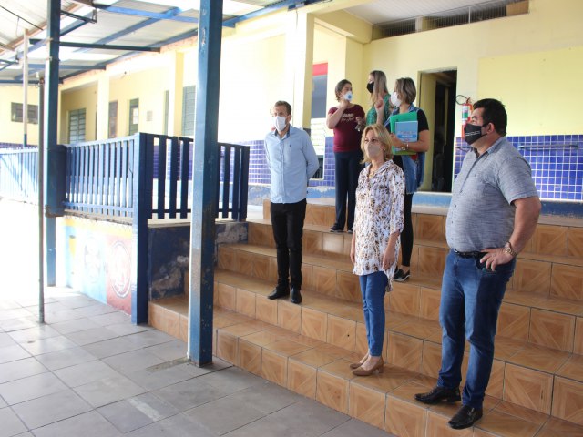 Prefeito e Secretria visitam escolas do bairro Muck e estudam melhorias estruturais   