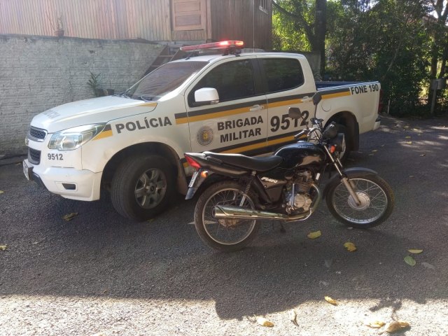 Dois homens so presos com motocicleta furtada 