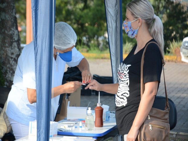 Professores da rede privada em Taquara recebero teste para Covid-19 e vacina da gripe 
