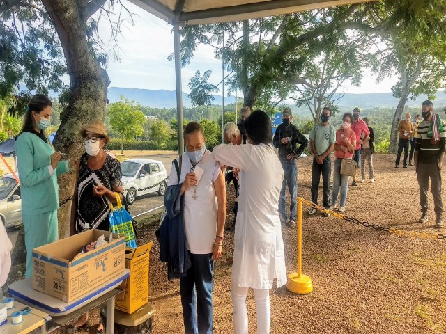 Pessoas com comorbidades especficas com 18 anos ou mais recebem a primeira dose da vacina contra a Covid-19 nesta tera-feira em Taquara 