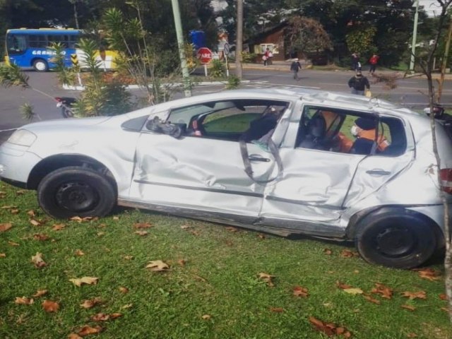 Veículo de Sapiranga se envolve em acidente em Gramado e deixa quatro feridos 