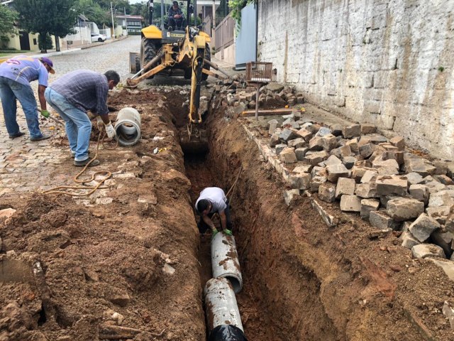 Secretaria de Obras de Taquara conserta tubulao estragada pela eroso no bairro Nossa Senhora de Ftima
