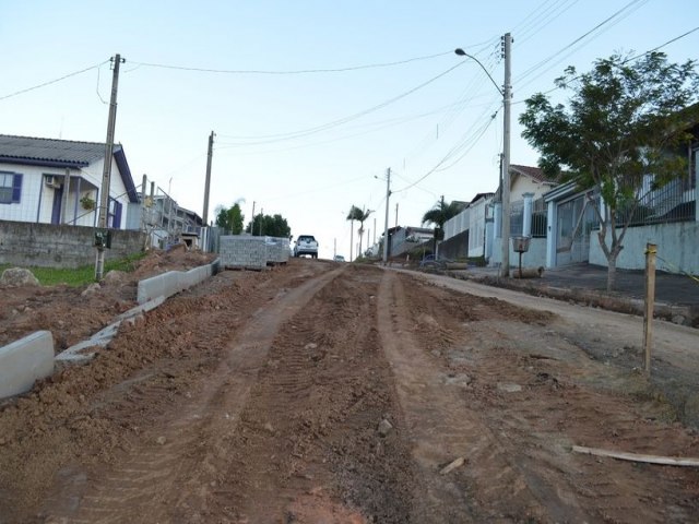 Rua das Camélias, no bairro Centro, recebe pavimentação comunitária