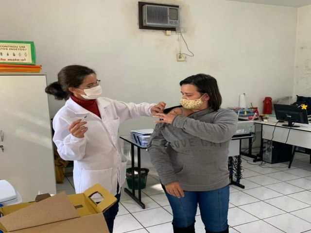 Igrejinha conclui vacinao dos profissionais da rede municipal de ensino  