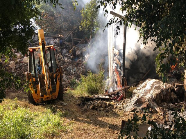Secretaria de Obras de Taquara auxilia em combate  incndio em galpes com lixo industrial