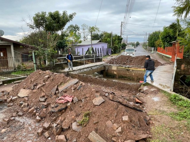 Falta de materiais atrasa obra da ponte da Rua Chile no bairro Empresa