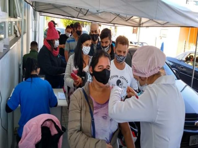 Pessoas com 40 anos ou mais são vacinadas contra a Covid-19 em Parobé 