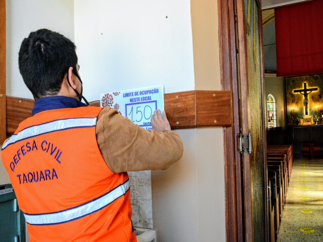 Defesa Civil de Taquara fixa cartazes de limite de ocupação de pessoas em igrejas, locais de eventos e entretenimento