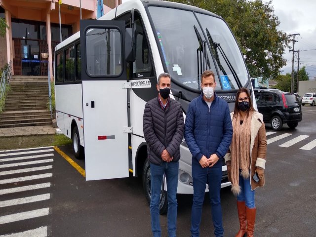 Vulcabras Azaleia doa um micro-ônibus para a Secretaria Municipal de Saúde de Parobé