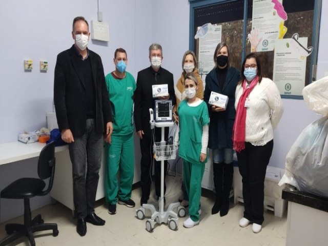 Hospital Bom Pastor recebe doao de um monitor de sinais vitais e 200 caixas de luvas