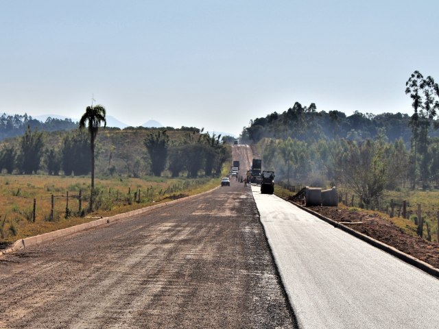 Iniciada pavimentação da Estrada Santa Cristina do Pinhal   