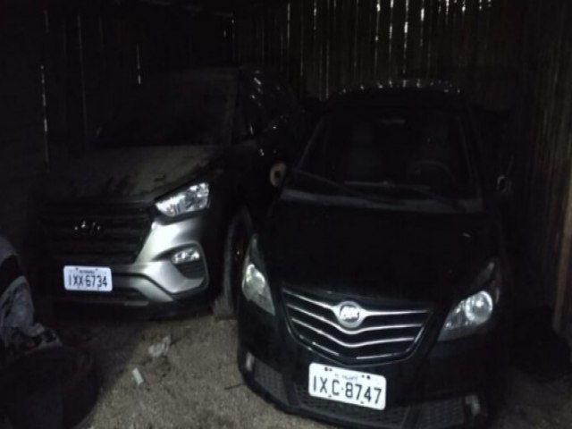 Carros furtados so descobertos em galpo em Taquara