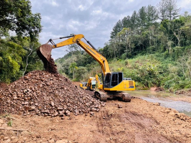 Prefeitura de Taquara inicia obra de desassoreamento do Rio Padilha