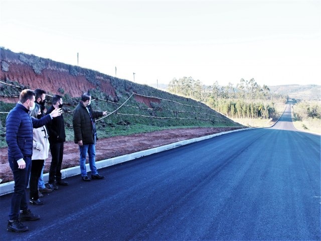 Concluda pavimentao do primeiro trecho da Estrada Santa Cristina do Pinhal
