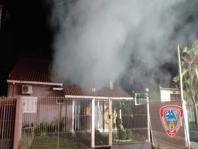 Incndio em residncia no bairro Bom Pastor