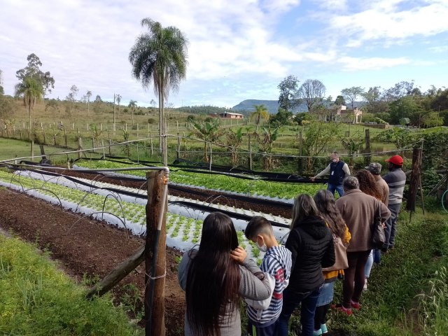 Voluntários de hortas comunitárias dos bairros Ipê e Campo Vicente visitam propriedades de produtores de hortaliças  