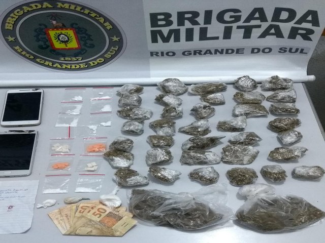 BM de Trs Coroas prende traficante com drogas escondidas em roupas e brinquedos de criana 