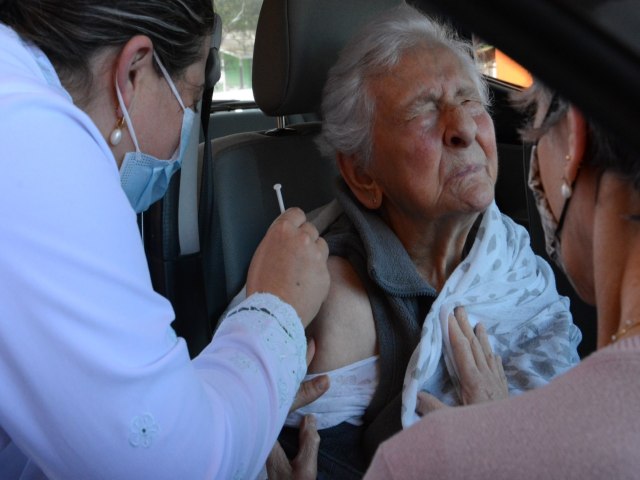 Taquara aplica a terceira dose da vacina contra a Covid para idosos com 85 anos ou mais