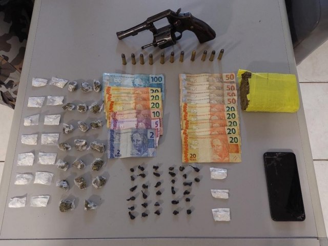 BM prende dois e apreende arma de fogo, drogas e munies em Rolante