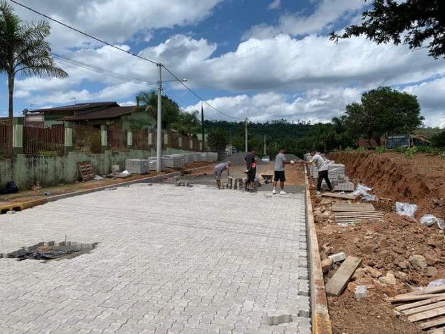 Rua Gregório Barrios, em Nova Hartz, recebe pavimentação comunitária