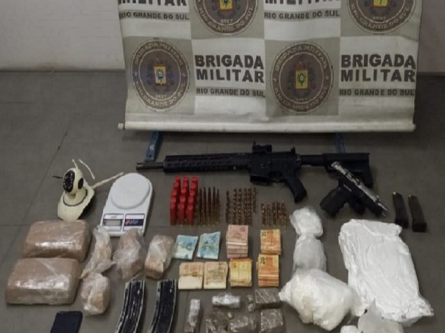 BM prende dois indivduos por porte ilegal de arma e trfico de drogas