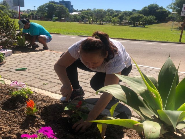 Canteiros do Parque do Trabalhador de Taquara são adotados com o plantio de flores