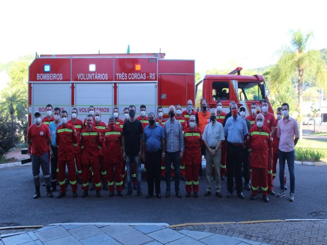 Associação dos Bombeiros Voluntários de Três Coroas recebe novo caminhão