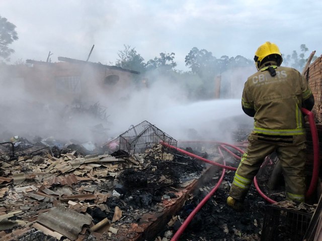 Incêndio destrói duas casas em Taquara 