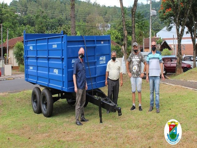 Prefeitura de Três Coroas entrega carretão agrícola para a secretaria de Agricultura