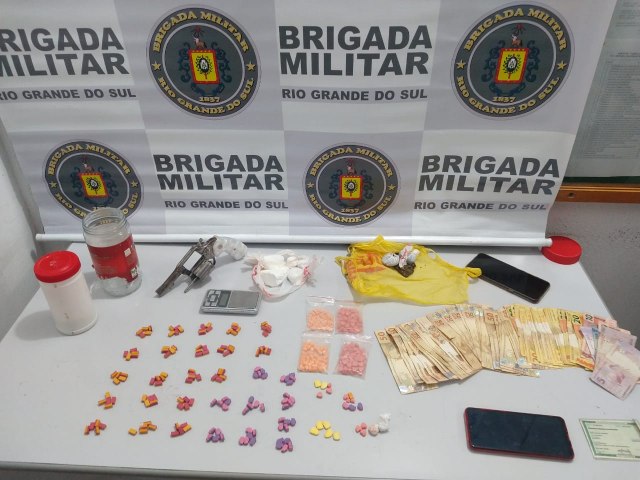 BM de Três Coroas prende traficante com revólver e drogas 