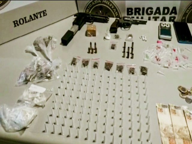 BM apreende duas armas, munições e mais de 200 porções de drogas em Rolante 