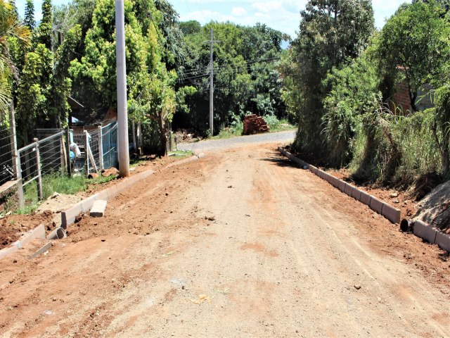 Rua João Grilo, em Parobé, recebe pavimentação com blocos intertravados