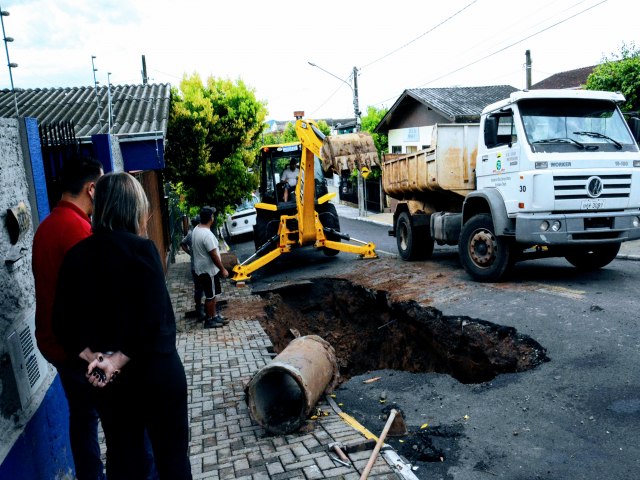 Cratera aberta na Rua Peru pela enxurrada está ligada à canalização sem planejamento