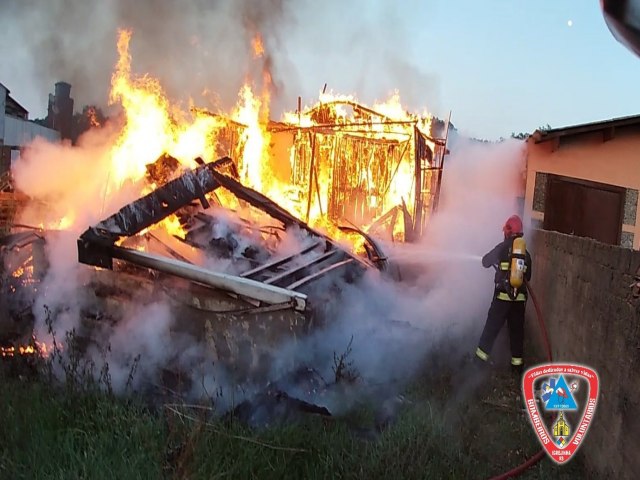 Incêndio destrói casa abandonada no Bairro Figueira