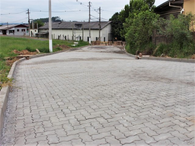Ruas de Parobé recebem pavimentação com blocos intertravados