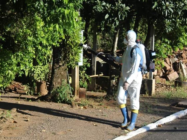 Equipe da vigilância de saúde de Igrejinha realiza ações de pulverização contra o mosquito da dengue 