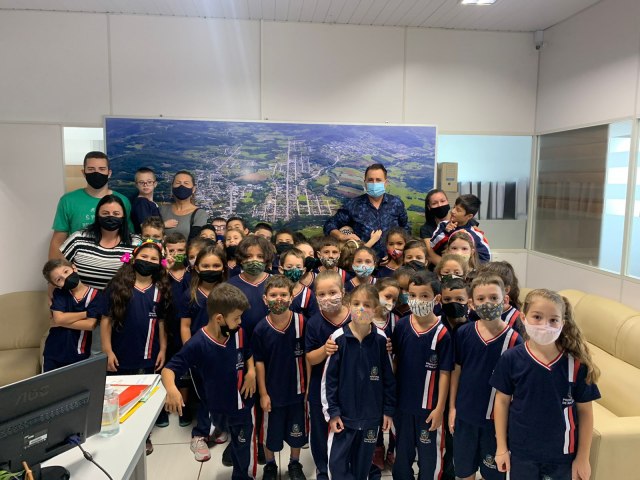 Prefeito Pedro Rippel recebe visita de alunos e professores da Escola Santo Antônio